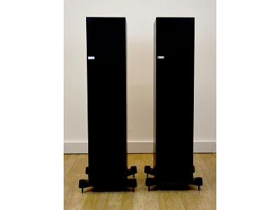 KEF Q700