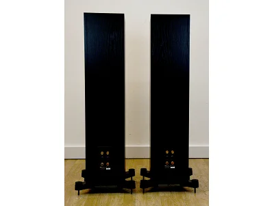 KEF Q700